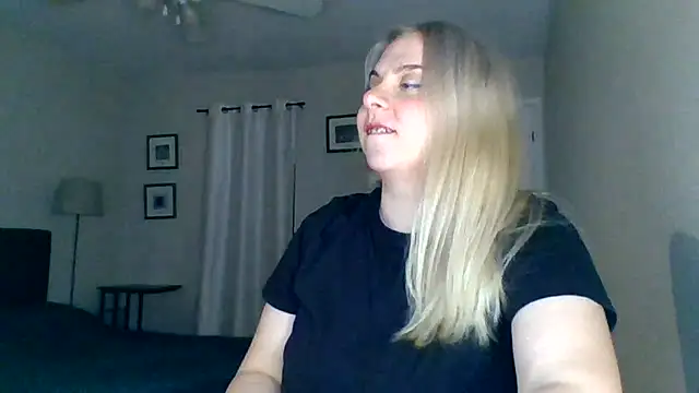 Snapshot of HappyIva chatting on October 26, 2:17 am HappyIva online show from October 26, 2:17 am