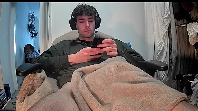 Snapshot of onesieboyx chatting on February 7, 2:15 pm onesieboyx online show from February 7, 2:15 pm