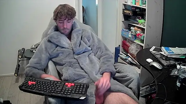 Snapshot of onesieboyx chatting on December 5, 12:25 pm onesieboyx online show from December 5, 12:25 pm