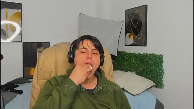 Snapshot of Thom_Ohtani chatting on May 13, 11:33 pm Thom Ohtani online show from May 13, 11:33 pm
