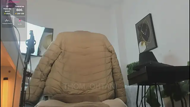 Snapshot of Thom_Ohtani chatting on May 26, 1:34 am Thom Ohtani online show from May 26, 1:34 am