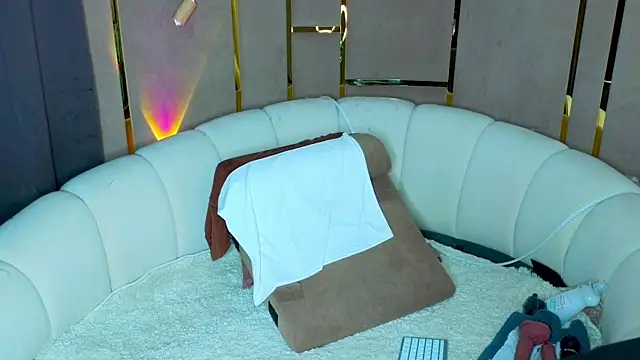 Snapshot of emilytrays chatting on May 27, 11:57 pm emilytrays online show from May 27, 11:57 pm