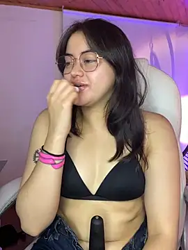 Snapshot of Camila_pinkk chatting on May 29, 2:15 pm Camila pinkk online show from May 29, 2:15 pm