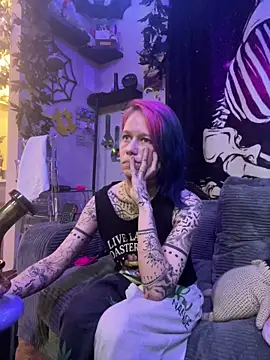 Snapshot of trashbrat chatting on April 28, 2:10 am trashbrat online show from April 28, 2:10 am