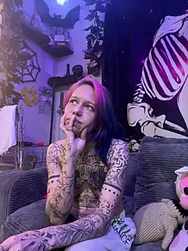 Snapshot of trashbrat chatting on April 28, 2:27 am trashbrat online show from April 28, 2:27 am