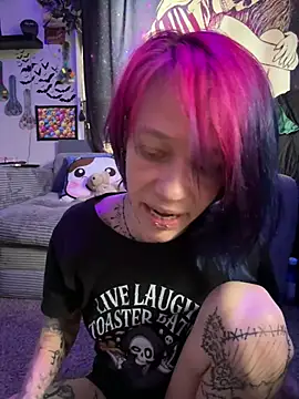 Snapshot of trashbrat chatting on May 9, 11:10 pm trashbrat online show from May 9, 11:10 pm