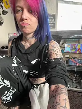 Snapshot of trashbrat chatting on June 6, 10:25 pm trashbrat online show from June 6, 10:25 pm