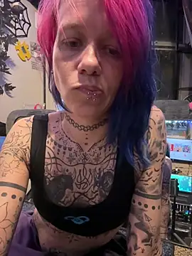 Snapshot of trashbrat chatting on June 12, 4:00 am trashbrat online show from June 12, 4:00 am