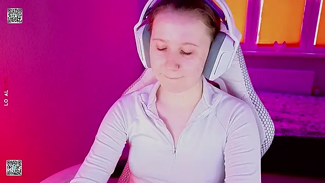 mon lola online show from April 27, 10:57 am