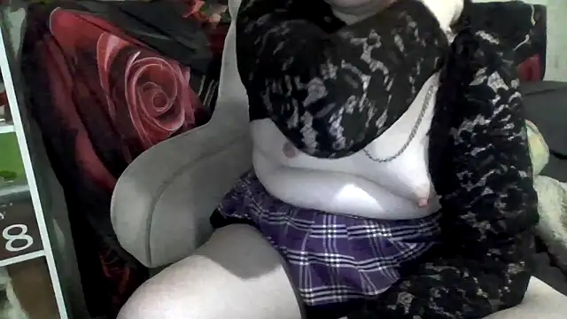 Snapshot of AverageRose chatting on May 29, 6:06 pm AverageRose online show from May 29, 6:06 pm