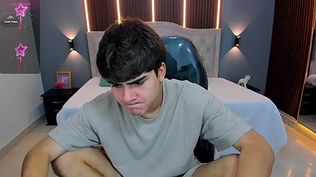 Snapshot of Tommy18__ chatting on July 15, 3:23 am Tommy18 online show from July 15, 3:23 am