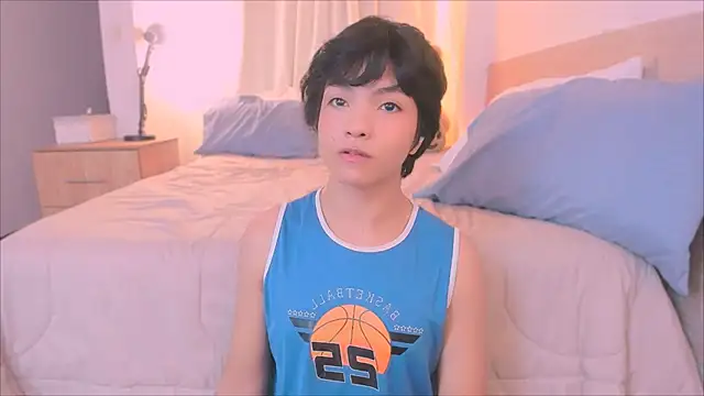 AllanYong18 online show from December 4, 10:35 am