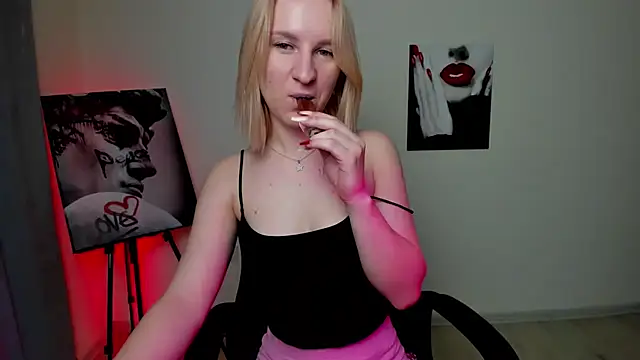 Snapshot of BeautyBlondy chatting on January 12, 6:17 am BeautyBlondy online show from January 12, 6:17 am