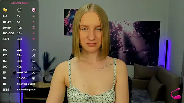 Snapshot of BeautyBlondy chatting on October 16, 12:39 pm BeautyBlondy online show from October 16, 12:39 pm