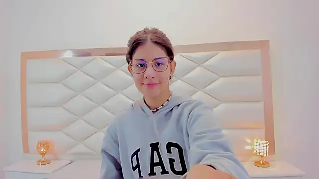 Snapshot of MiaQueen021 chatting on January 20, 12:18 pm MiaQueen021 online show from January 20, 12:18 pm