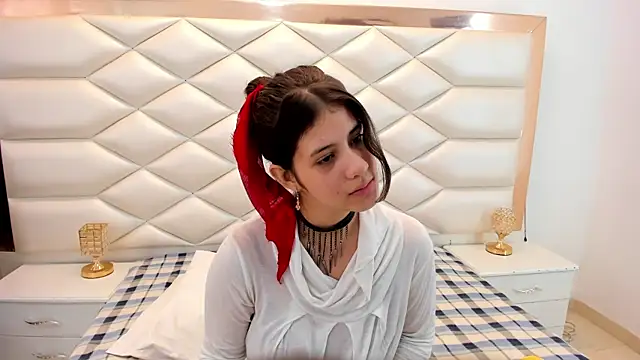 Snapshot of MiaQueen021 chatting on February 6, 3:31 pm MiaQueen021 online show from February 6, 3:31 pm