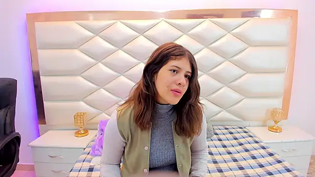 Snapshot of MiaQueen021 chatting on February 7, 12:28 pm MiaQueen021 online show from February 7, 12:28 pm