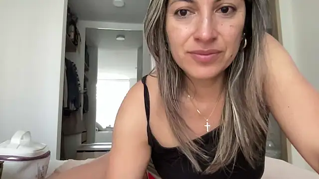 Snapshot of LunaBeya chatting on May 24, 12:43 pm LunaBeya online show from May 24, 12:43 pm