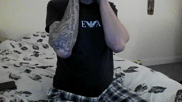 allnaked00 online show from February 15, 11:45 pm