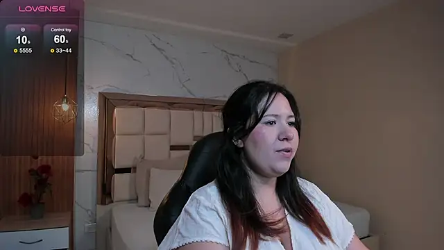 Snapshot of zoes_milee chatting on June 4, 11:16 am zoes milee online show from June 4, 11:16 am