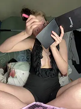 Snapshot of VioletxBlue chatting on April 28, 12:32 pm VioletxBlue online show from April 28, 12:32 pm