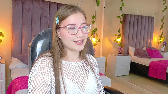 Dahlia Rousse online show from February 19, 6:31 am