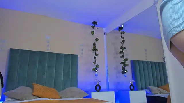 Dahlia Rousse online show from April 3, 11:08 am