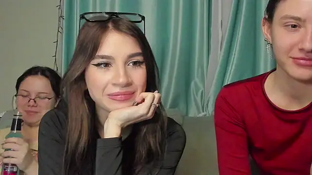 Snapshot of honey_love_honeyy chatting on January 23, 3:43 pm honey love honeyy online show from January 23, 3:43 pm