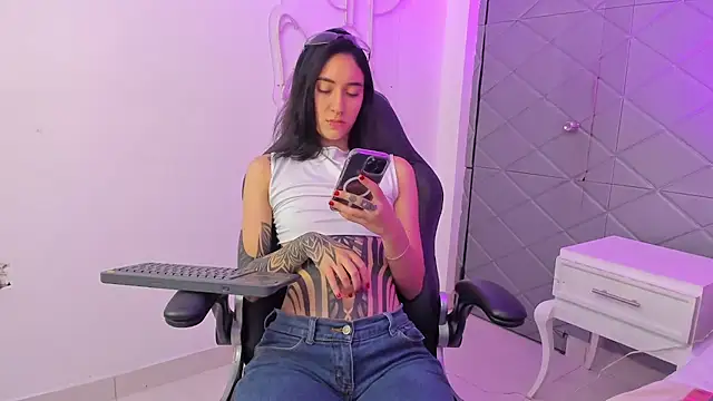 Snapshot of MeganPresleyy chatting on May 18, 6:08 am MeganPresleyy online show from May 18, 6:08 am