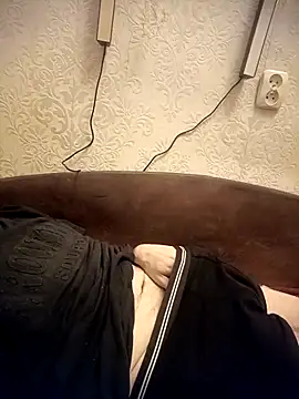 Snapshot of Lukas2204 chatting on February 17, 10:27 pm Lukas2204 online show from February 17, 10:27 pm