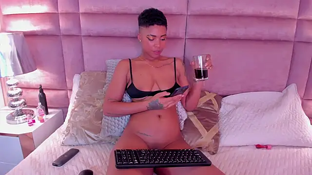 LuciaWallace online show from February 4, 10:24 pm