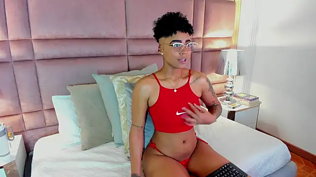 LuciaWallace online show from October 6, 10:51 pm