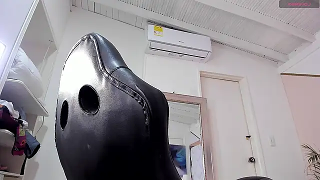 Snapshot of renatarussel chatting on January 15, 7:01 pm renatarussel online show from January 15, 7:01 pm