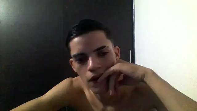 Snapshot of Latinos_2001 chatting on May 9, 3:45 am Latinos 2001 online show from May 9, 3:45 am