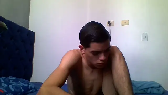 Snapshot of Latinos_2001 chatting on June 10, 4:17 pm Latinos 2001 online show from June 10, 4:17 pm