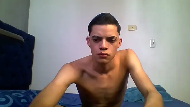 Snapshot of Latinos_2001 chatting on June 13, 6:39 pm Latinos 2001 online show from June 13, 6:39 pm