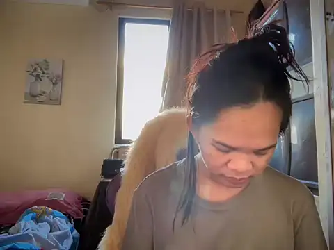Snapshot of SophiaCourthaway chatting on June 7, 8:18 am SophiaCourthaway online show from June 7, 8:18 am