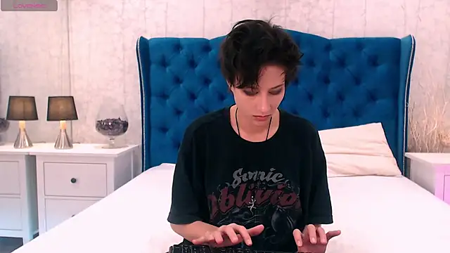 Snapshot of via_mayer_ chatting on September 18, 7:05 pm via mayer online show from September 18, 7:05 pm