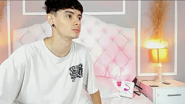 Snapshot of connor_and_angel chatting on February 5, 4:25 pm connor and angel online show from February 5, 4:25 pm