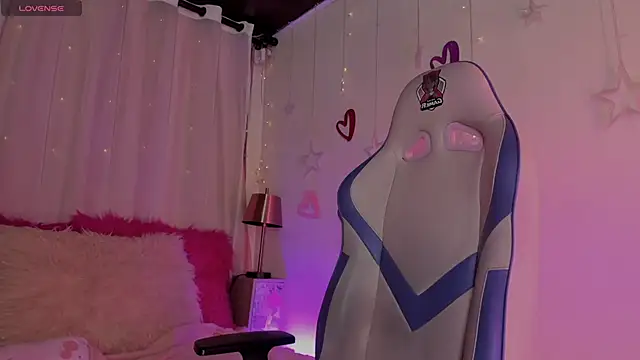 Snapshot of emma_soffia_ chatting on March 13, 5:50 pm emma soffia  online show from March 13, 5:50 pm