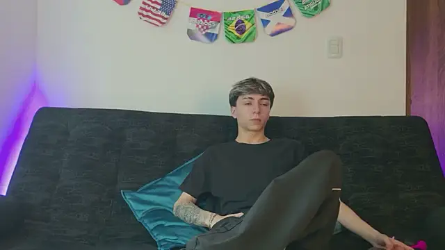 Snapshot of ethan_and_ava chatting on July 17, 12:23 pm ethan and ava online show from July 17, 12:23 pm