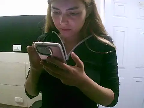 VittoriaTaylor online show from November 10, 1:59 am