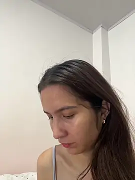 Bella still online show from April 3, 1:53 pm