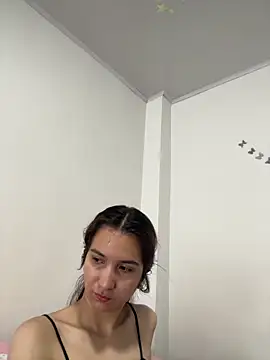 Bella still online show from April 21, 1:39 pm