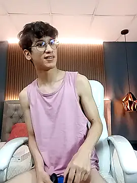 Snapshot of Cum_hunters chatting on September 27, 5:34 am Cum hunters online show from September 27, 5:34 am