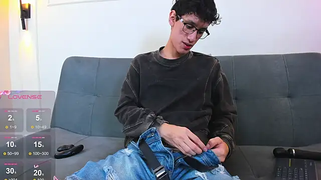 Snapshot of Cum_hunters chatting on April 21, 3:02 am Cum hunters online show from April 21, 3:02 am