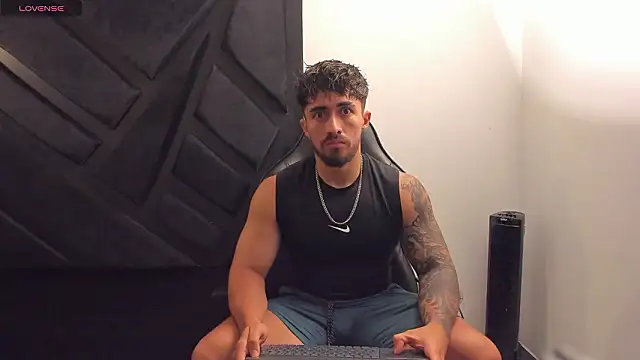 Snapshot of Brad_Summer chatting on February 14, 5:37 am Brad Summer online show from February 14, 5:37 am