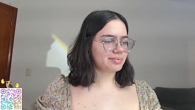 Snapshot of crystalll_room chatting on July 6, 1:57 am crystalll room online show from July 6, 1:57 am
