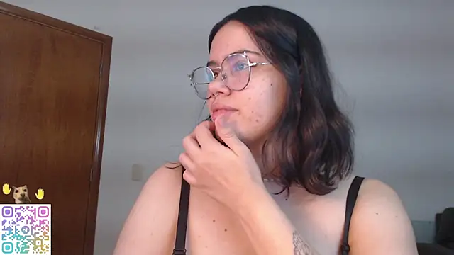 Snapshot of crystalll_room chatting on July 13, 3:31 am crystalll room online show from July 13, 3:31 am