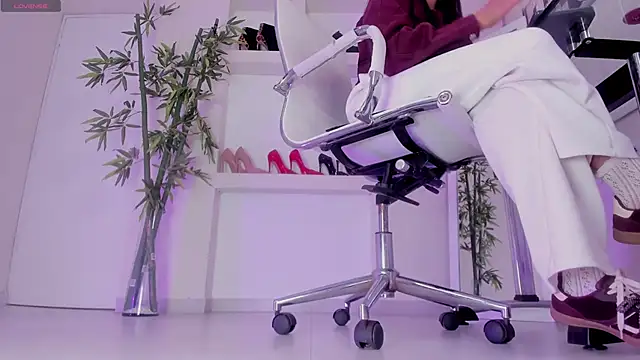 hannah howeell   online show from November 11, 9:31 am